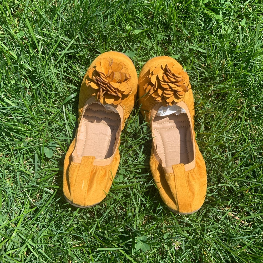 Olio yellow flower flats